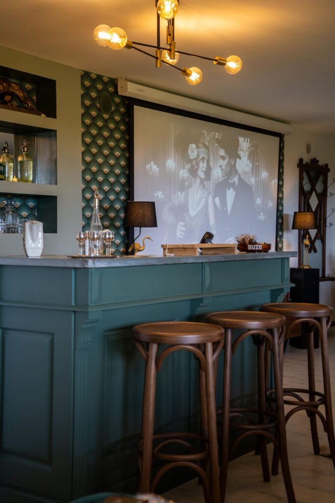 Le bar et l'écran géant de La Suite 1925 située à Bonna-la-Côte à moins de 20 minutes de Limoges