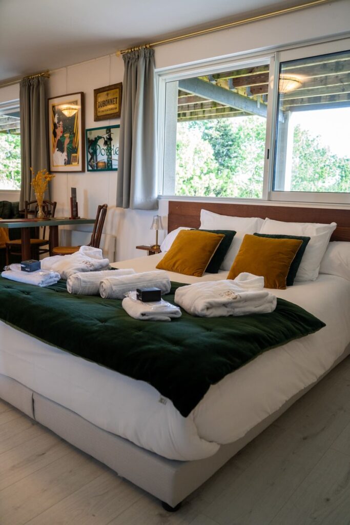 Le lit queen size de La Suite 1925 située à Bonna-la-Côte à moins de 20 minutes de Limoges