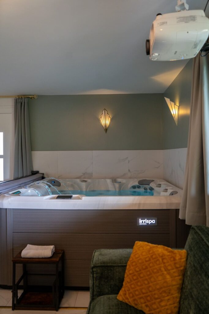 Le spa en face de l'écran géant de La Suite 1925 située à Bonna-la-Côte à moins de 20 minutes de Limoges