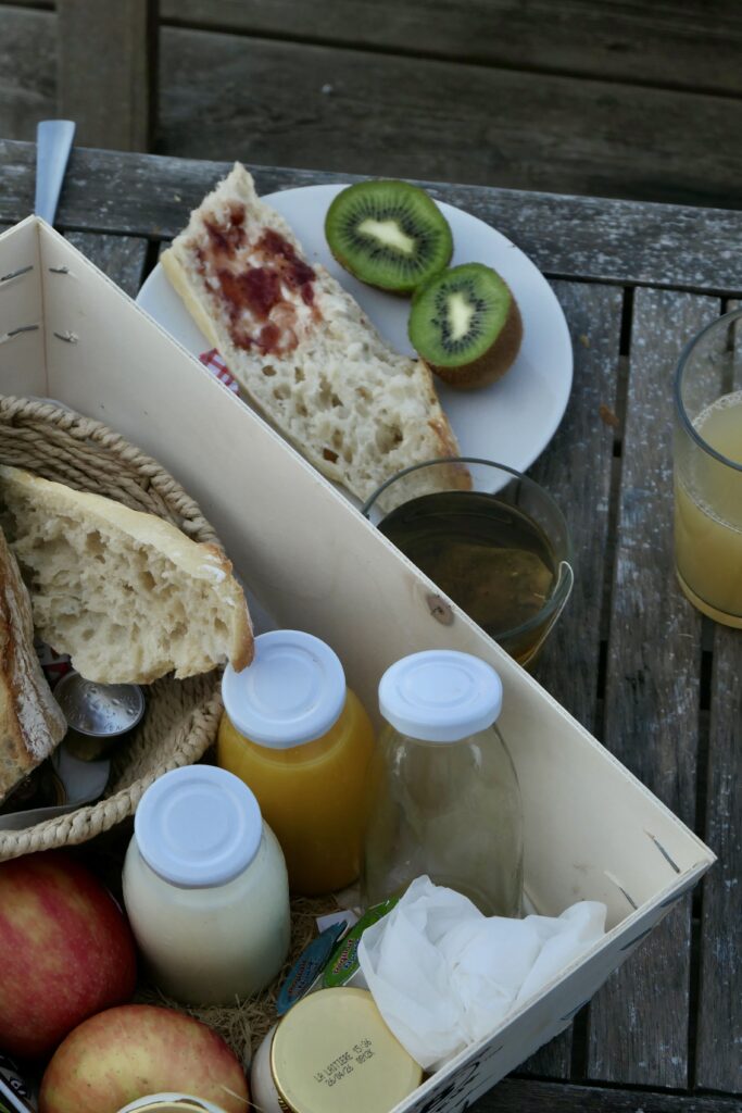 Petit-déjeuner disponible à la résidence hôtelière Les 12 de Larros au port de Larros, à Gujan-Mestras.