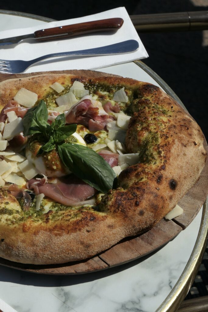 Pizzas à la carte-sur place et à emporter- du restaurant méditerranéen Tamaris à Arcachon. Pizzas disponibles jusqu'à minuit.