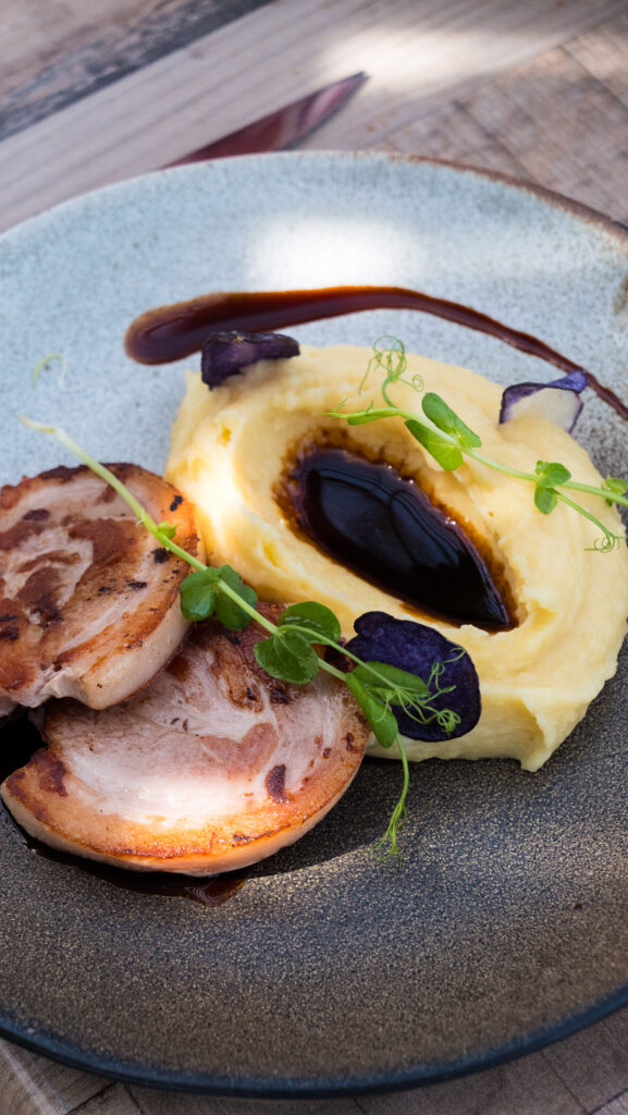 Porcelet confit et purée de pomme de terre au menu du restaurant l'Escalumade à Gujan-Mestras