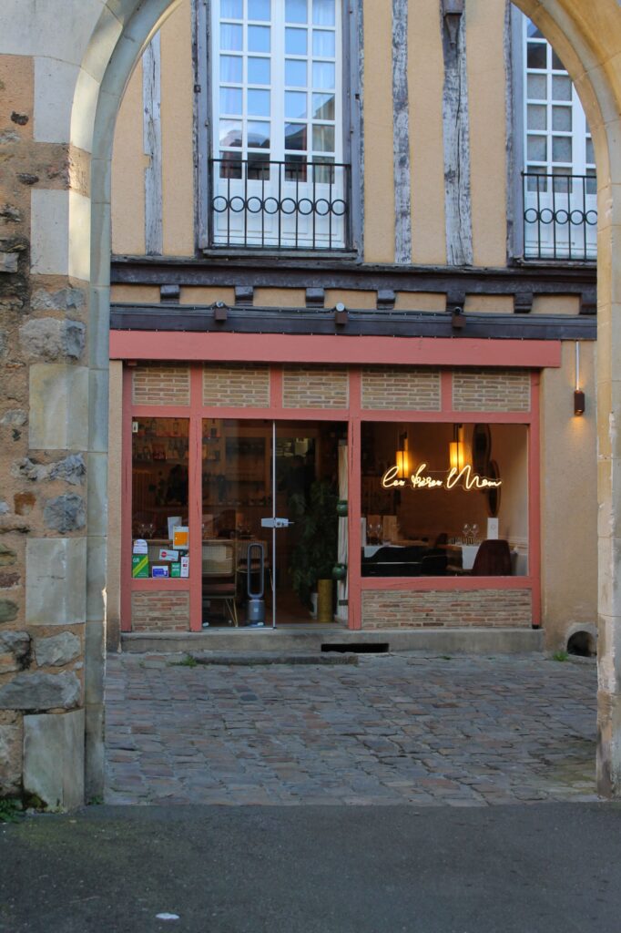 Extérieur de restaurant, gastronomie accessible, en centre ville du Mans