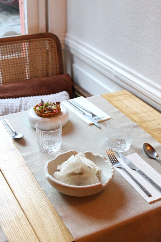 Table et plats type gastronomie accessible, en centre ville du Mans