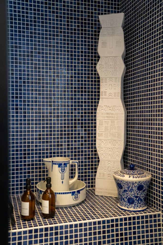 La salle de bain en petits carreaux sur le thème de la Grèce de la maison d'hôte Les Allois au coeur du quartier médiéval de Limoges