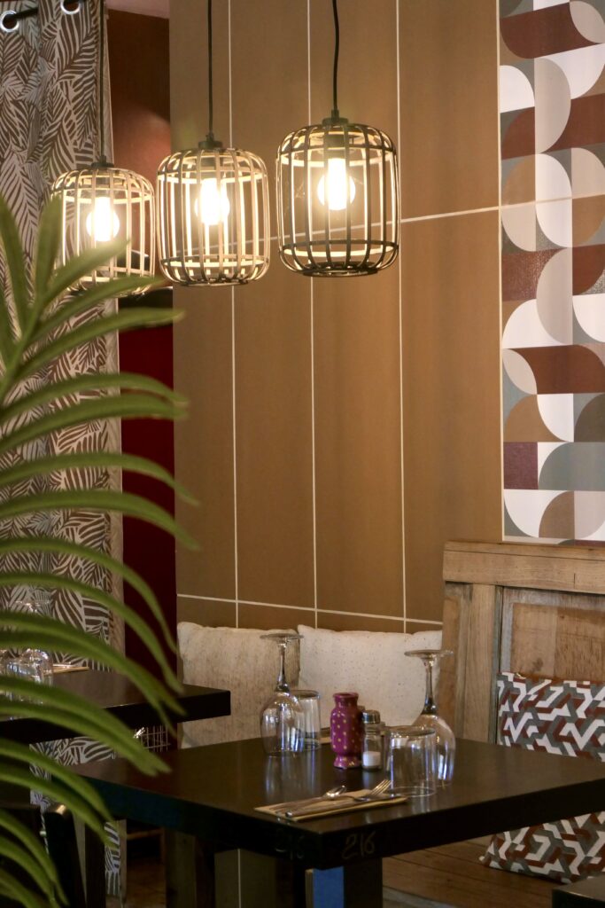 Salle du restaurant traditionnel et bar Le New Central au Teich.