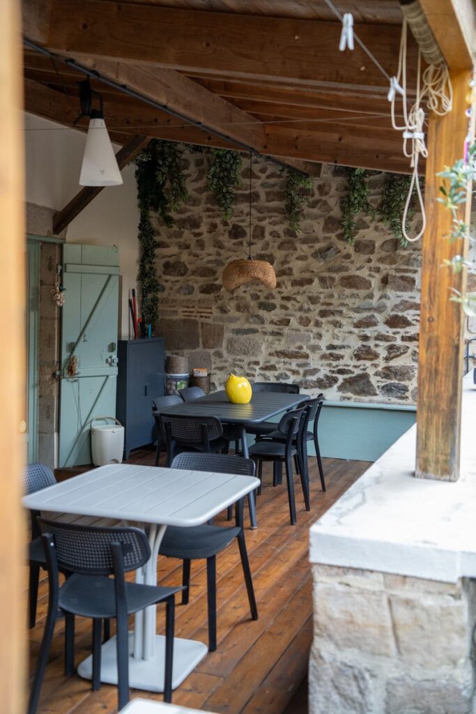 La terrasse couverte de la maison d'hôte Les Allois au coeur du quartier médiéval de Limoges