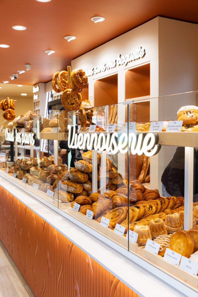 La longue vitrine chez La Crème de la Crème à Saint-Esteve