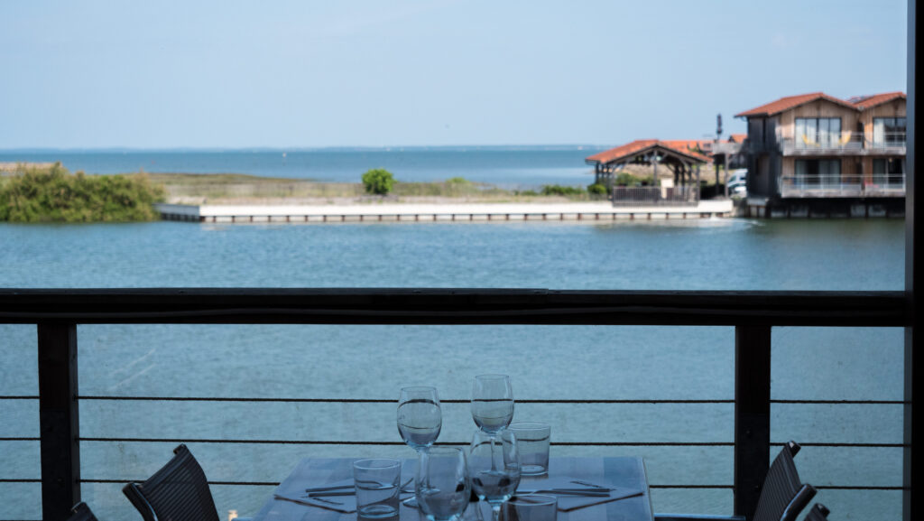 Vue sur le bassin d'Arcachon depuis la terrasse du restaurant l'Escalumade à Gujan-Mestras