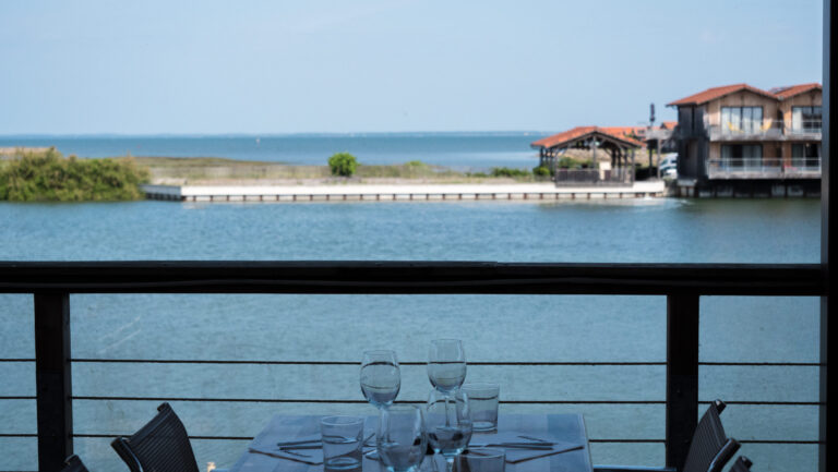 Vue sur le bassin d'Arcachon depuis la terrasse du restaurant l'Escalumade à Gujan-Mestras