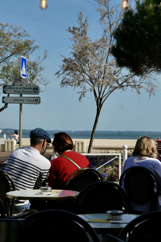 Vue sur la plage et le bassin d'Arcachon depuis la terrasse du restaurant méditerranéen Tamaris à Arcachon.