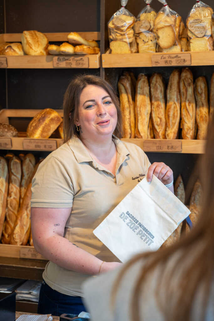Zoé Petit est la gérante de Sacrés Pâtisseries à Loivre