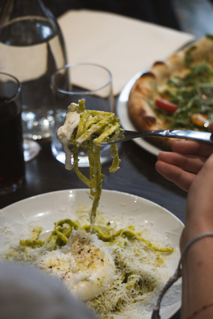 Casa Aprile propose des pâtes, des salades et des pizzas