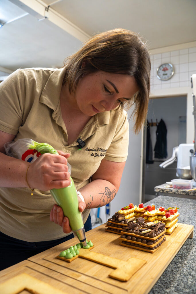 Dans son labo, elle créé des pâtisseries sur mesure