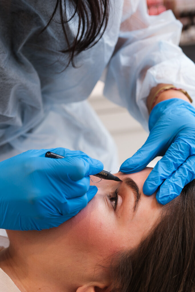 Suzanna qui fait du microblading