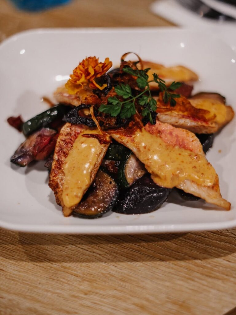 Assiette soignée et plat gourmand et raffiné du restaurant du gîte à Amou, près de Pau.