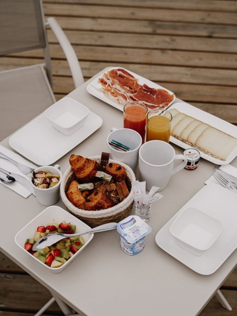 Petit déjeuner copieux et gourmand du gîte à Amou, près de Pau.