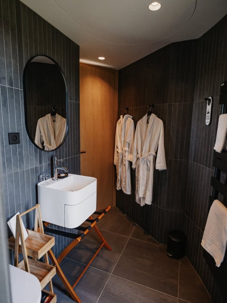 Salle de bain moderne du gîte à Amou, près de Pau.