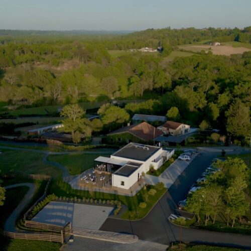 Vue générale du domaine avec le restaurant du gîte à Amou, près de Pau.