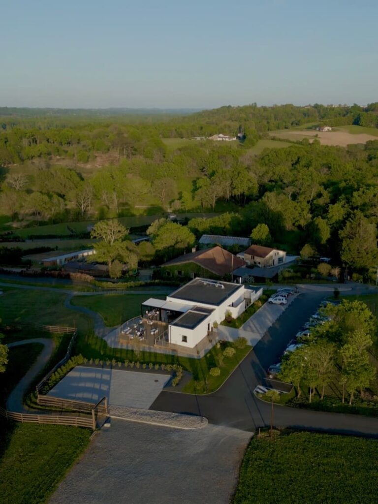 Vue générale du domaine avec le restaurant du gîte à Amou, près de Pau.