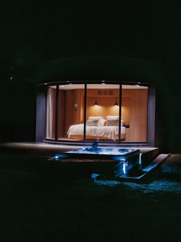 Vue de nuit de la terrasse et du jacuzzi du gîte à Amou, près de Pau.