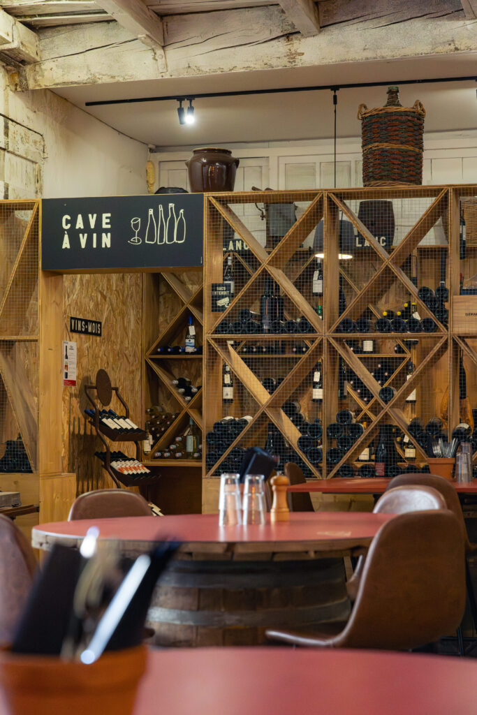 La cave à vin en libre service du restaurant Le Potager à Sigean