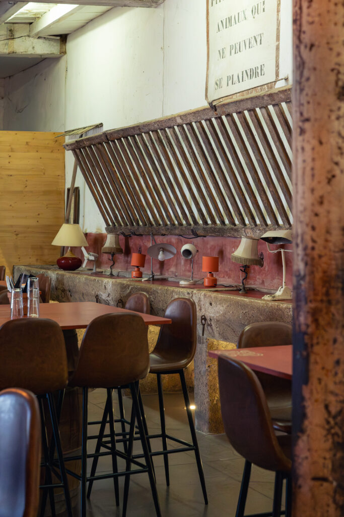 La salle dans les anciennes écuries du restaurant Le Potager à Sigean