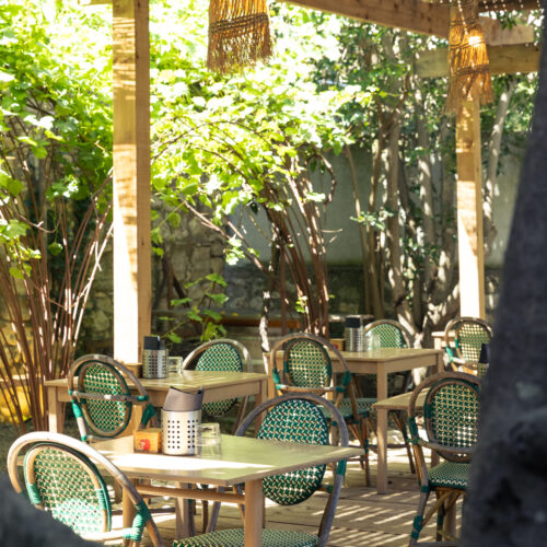 La terrasse ombragée du restaurant Le Potager à Sigean