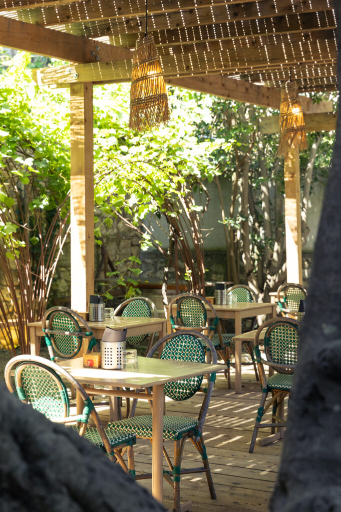 La terrasse ombragée du restaurant Le Potager à Sigean