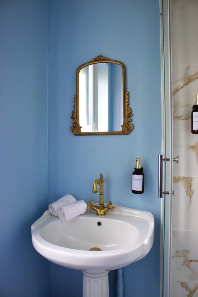 Salle de bain logement insolite thème bridgerton près du Chateau du Lude