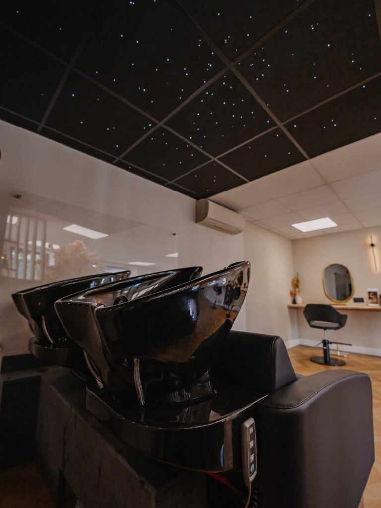 Ciel étoilé ambiance futuriste et apaisante dans un salon de coiffure à Lescar, près de Pau.
