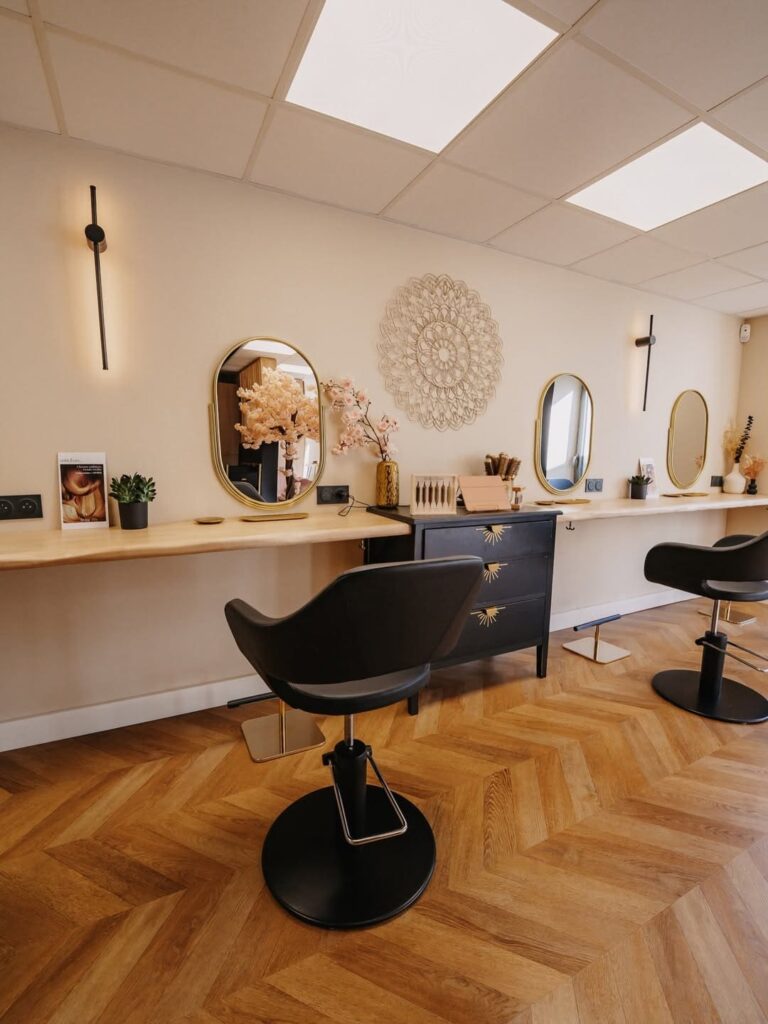 Poste de travail cosy et cocooning dans un salon de coiffure à Lescar, près de Pau.