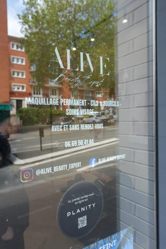 Une vitrine de l'institut Alive Beauty Expert au Havre