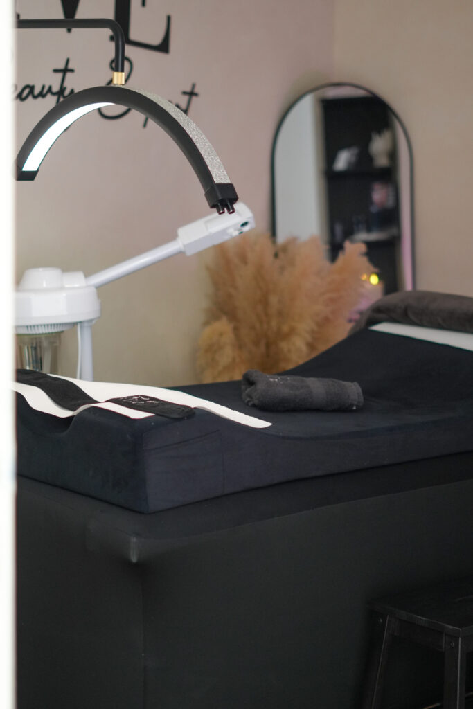 Une table de l'institut Alive Beauty Expert au Havre