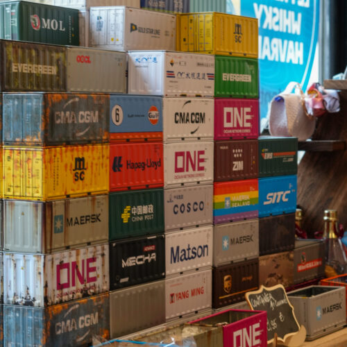 Des conteneurs de chez l'épicerie Aux Rendez-vous des Gourmets au Havre