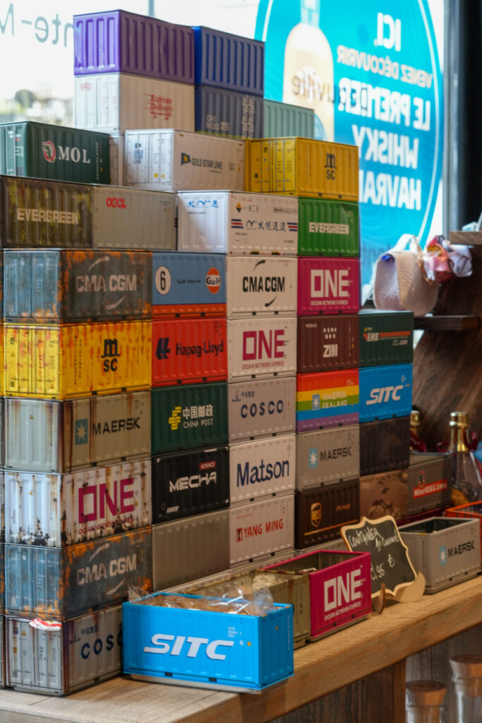 Des conteneurs de chez l'épicerie Aux Rendez-vous des Gourmets au Havre