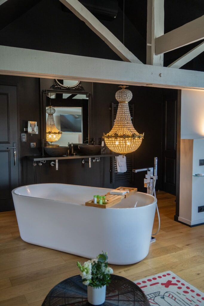 La grande baignoire et la décoration La Maison Durieux vue de l'extérieur, chambres d'hôtes luxueuses situées à moins de 10 minutes de Limoges