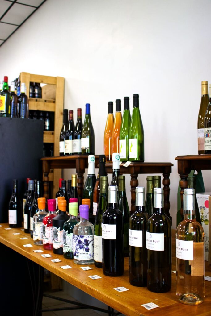Bouteilles d'alcool à vendre chez hedona artisans culinaires, une epicerie fine qui vend de l'artisanal