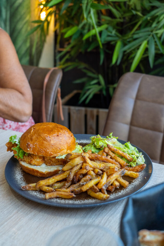 Burger et frites maison au Hang'Art à Pithiviers