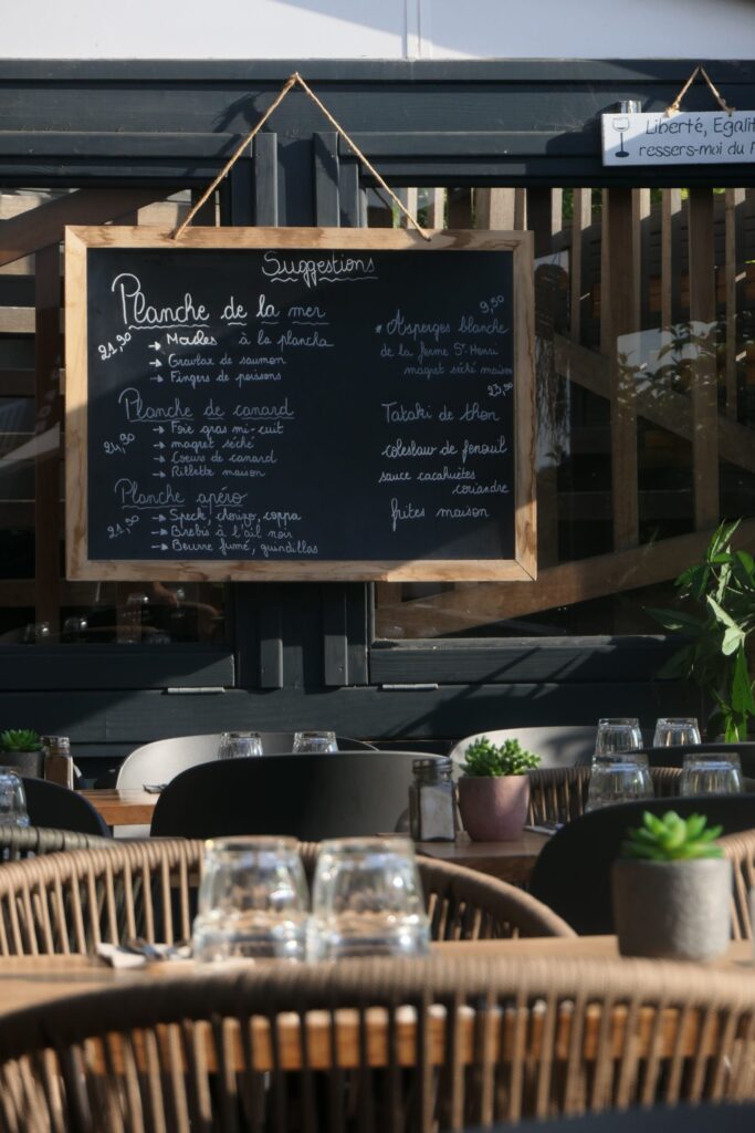 Terrasse couverte et carte du restaurant de tapas et crêperie avec rooftop, Pilotis, à la Teste-de-Buch.