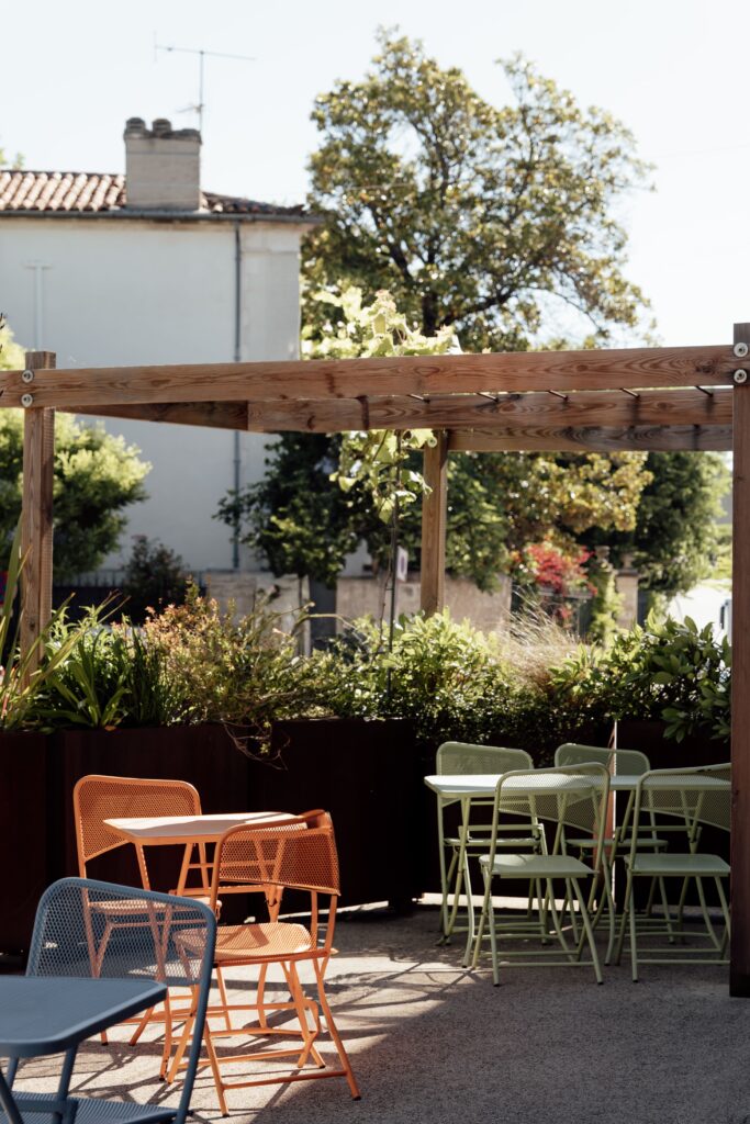 La jolie terrasse de La Cave des Passionnés à Rognonas