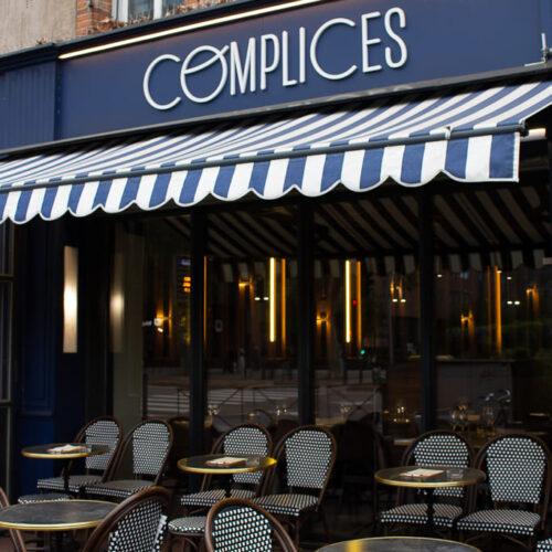 complices à toulouse façade et terrasse