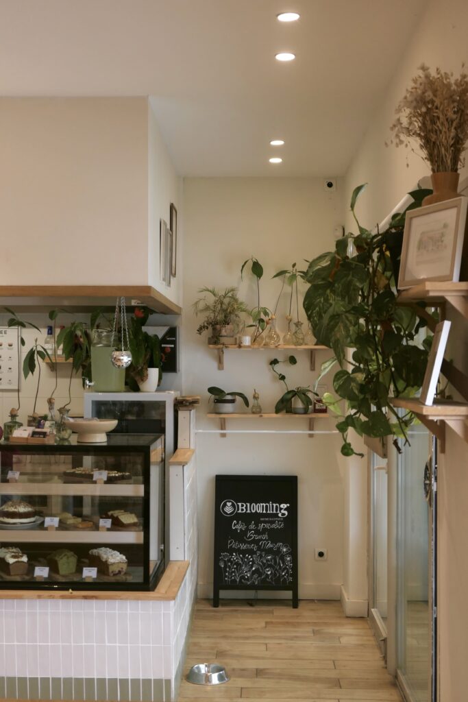 Atmosphère et comptoir de pâtisseries maison au café/brunch Blooming à Arcachon.