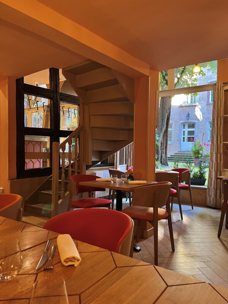 tables interieur restaurant perles de saveurs à strasbourg