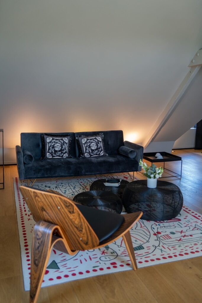 La décoration d'une des chambres de La Maison Durieux vue de l'extérieur, chambres d'hôtes luxueuses situées à moins de 10 minutes de Limoges