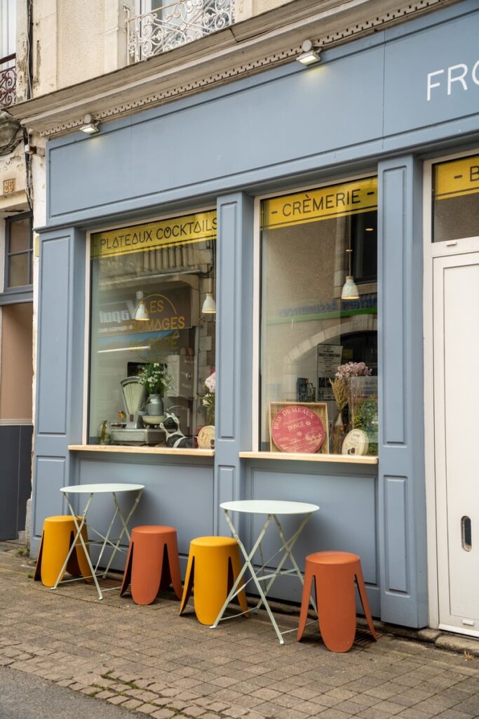 La devanture avec une petite terrasse installée devant la fromagerie Les Fromage de Pépé située à Saint-Yrieix-La-Perche à 45 minutes de Limoges