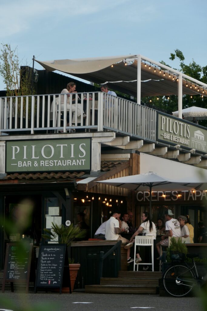 Devanture du restaurant de tapas et crêperie avec rooftop, Pilotis, à la Teste-de-Buch.