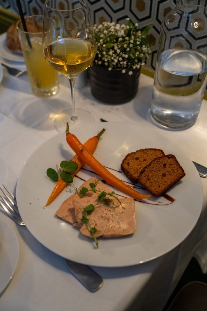 Une entrée bistronomique, au foie gras avec des carottes vanillées au restaurant bistronomique Le Bistrot de Léon, dans le centre ville de Limoges