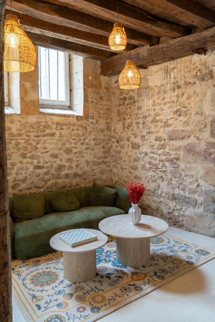 Un espace détente avec canapé, table basse, café, thé