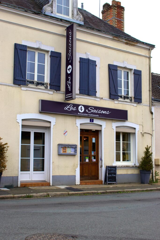 Extérieur, devanture restaurant les 4 saisons à Bonnetable en Sarthe, cuisine traditionelle revisitée